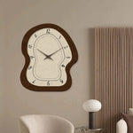 horloge murale bois marron aiguilles noires numeros blancs texture grunge moderne fixations quartz