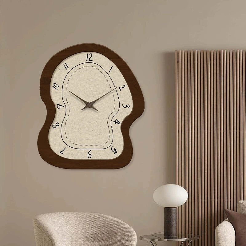 horloge murale bois marron aiguilles noires numeros blancs texture grunge moderne fixations quartz