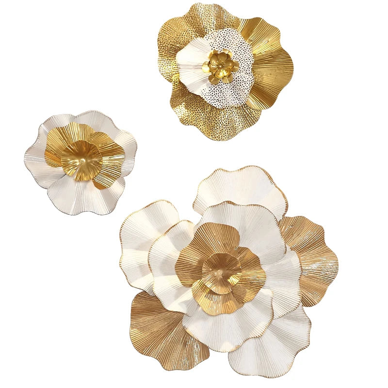 Détail de la fleur dorée sur la décoration murale en métal