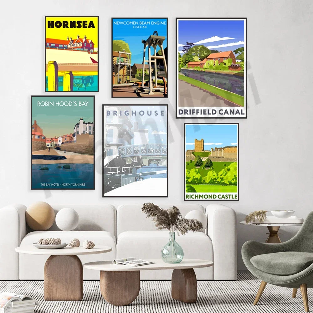 Cette image présente une collection d'affiches vintage mettant en valeur diverses destinations et attractions du Royaume-Uni, créant ainsi un environnement décoratif et inspirant dans un salon moderne.