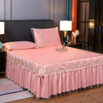 drap lit beige clair broderie fine satiné élégant oreillers taies assorties