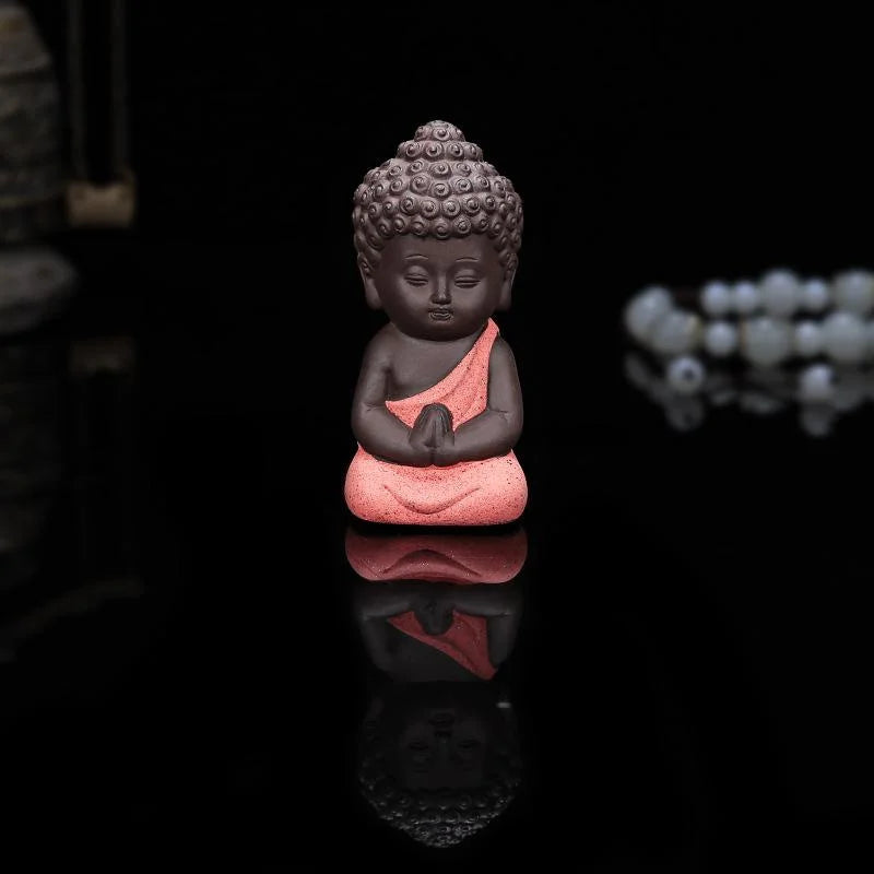 statuette bouddha artisanale couleur noir orange jaune bleu texture granulée méditatif argile violette