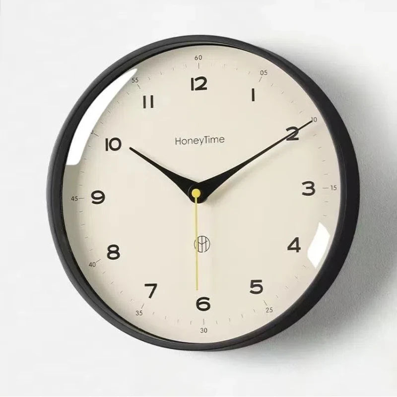 horloge murale quartz aiguille sourdine salon minimaliste visage unique fond blanc numéros noirs cadre
