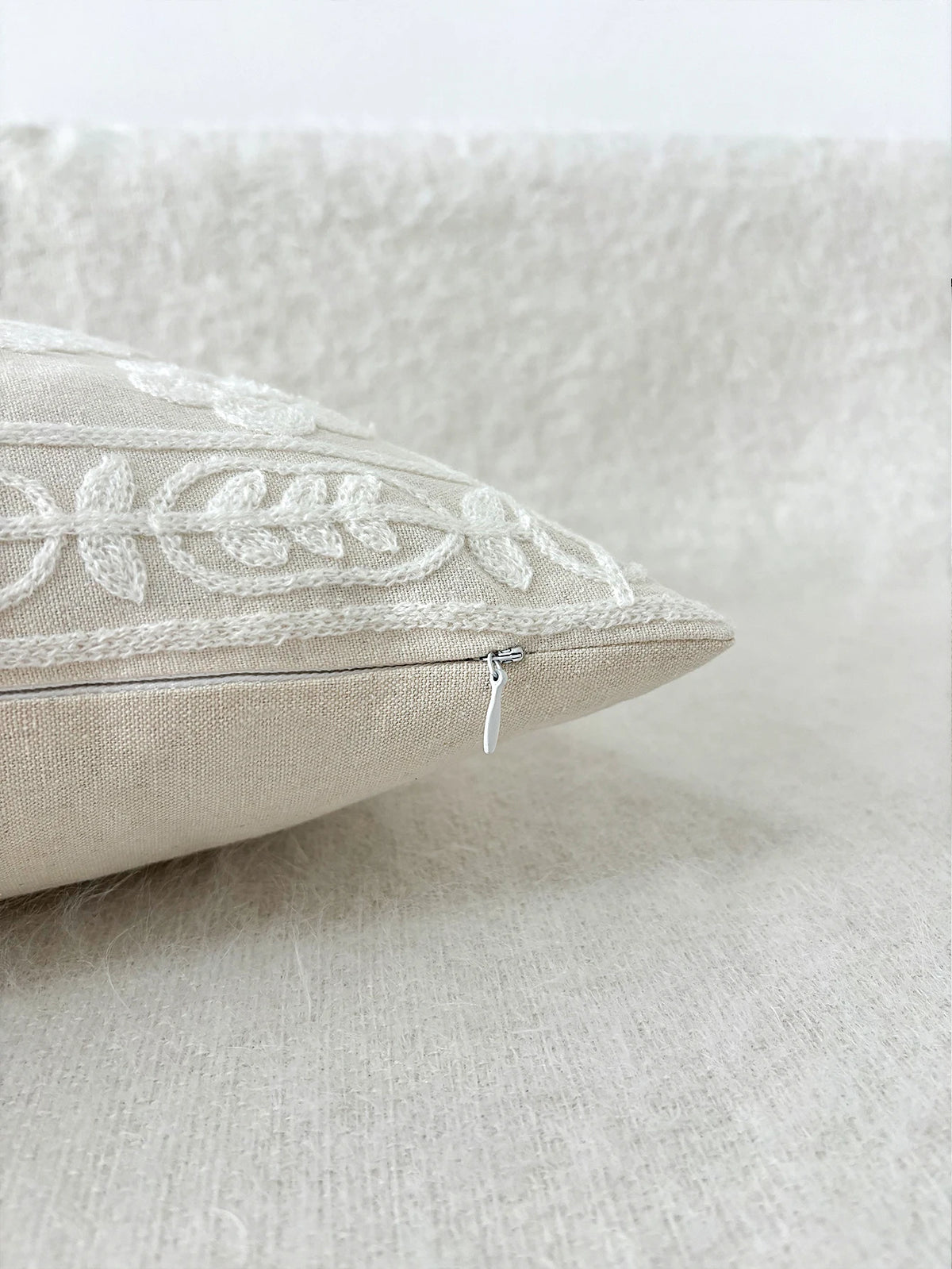 coussin polyester brodé fleurs géométrique blanc fermeture glissière décor chambre simple chic