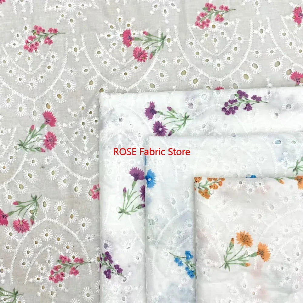 tissu brodé fleurs colorées fond blanc motifs géométriques opacité traditionnel robe chemisier rideau