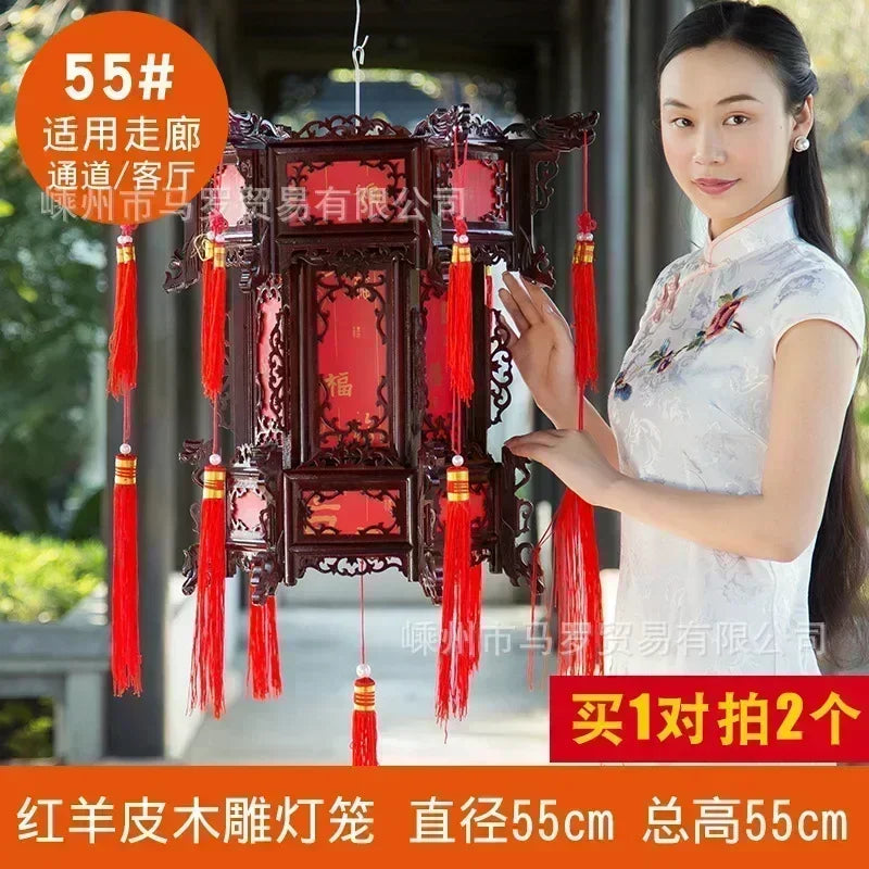 lanterne traditionnelle chinoise bois sculpté rouge décorative pompon fête mariage jardin