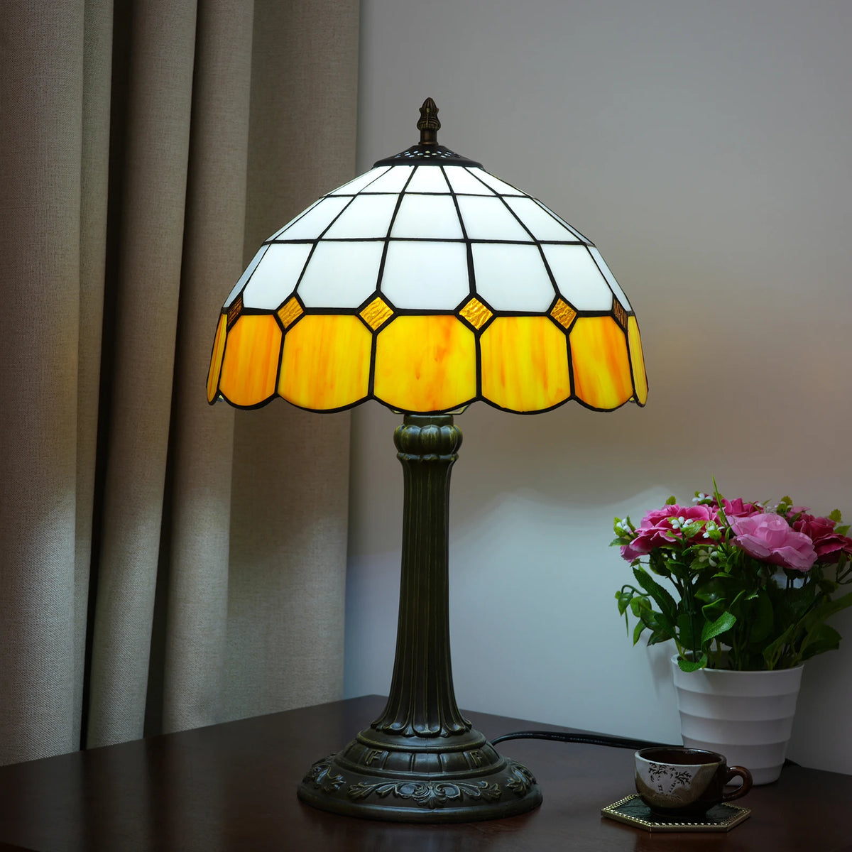 lampe table tiffany motifs géométriques couleurs vives vintage interrupteur bouton poussoir