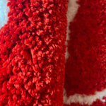 tapis rouge blanc forme dés points animaux compagnie texture poilue décoration ludique intérieur extérieur