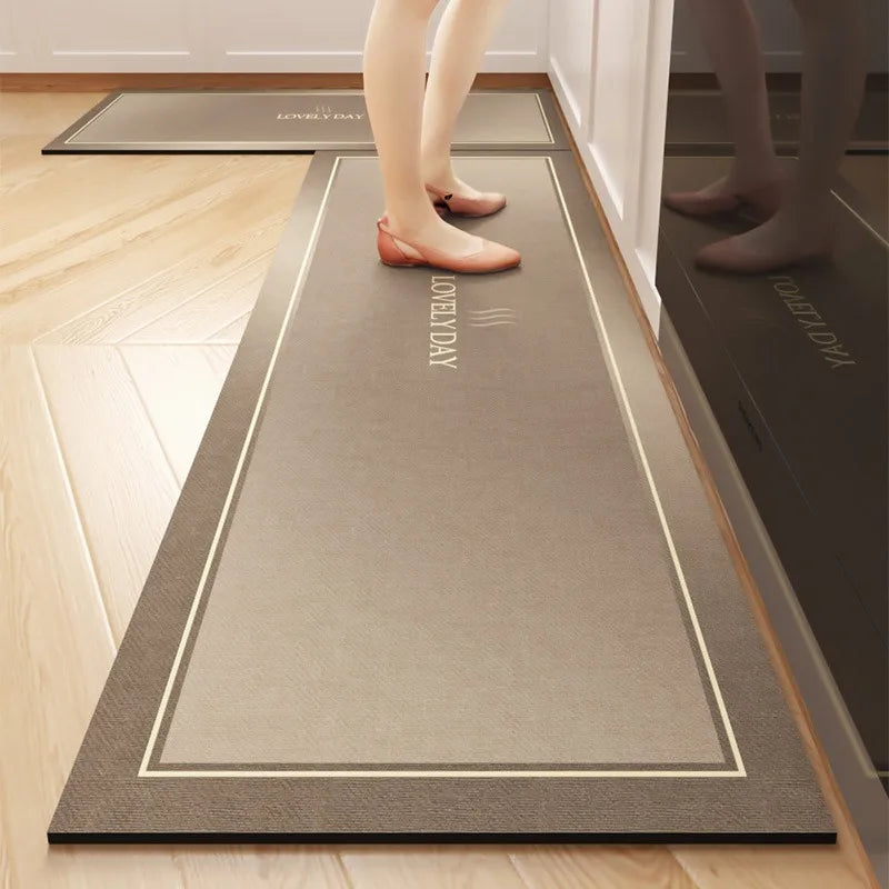 Tapis de sol antidérapant avec logo imprimé dans un espace de fitness.