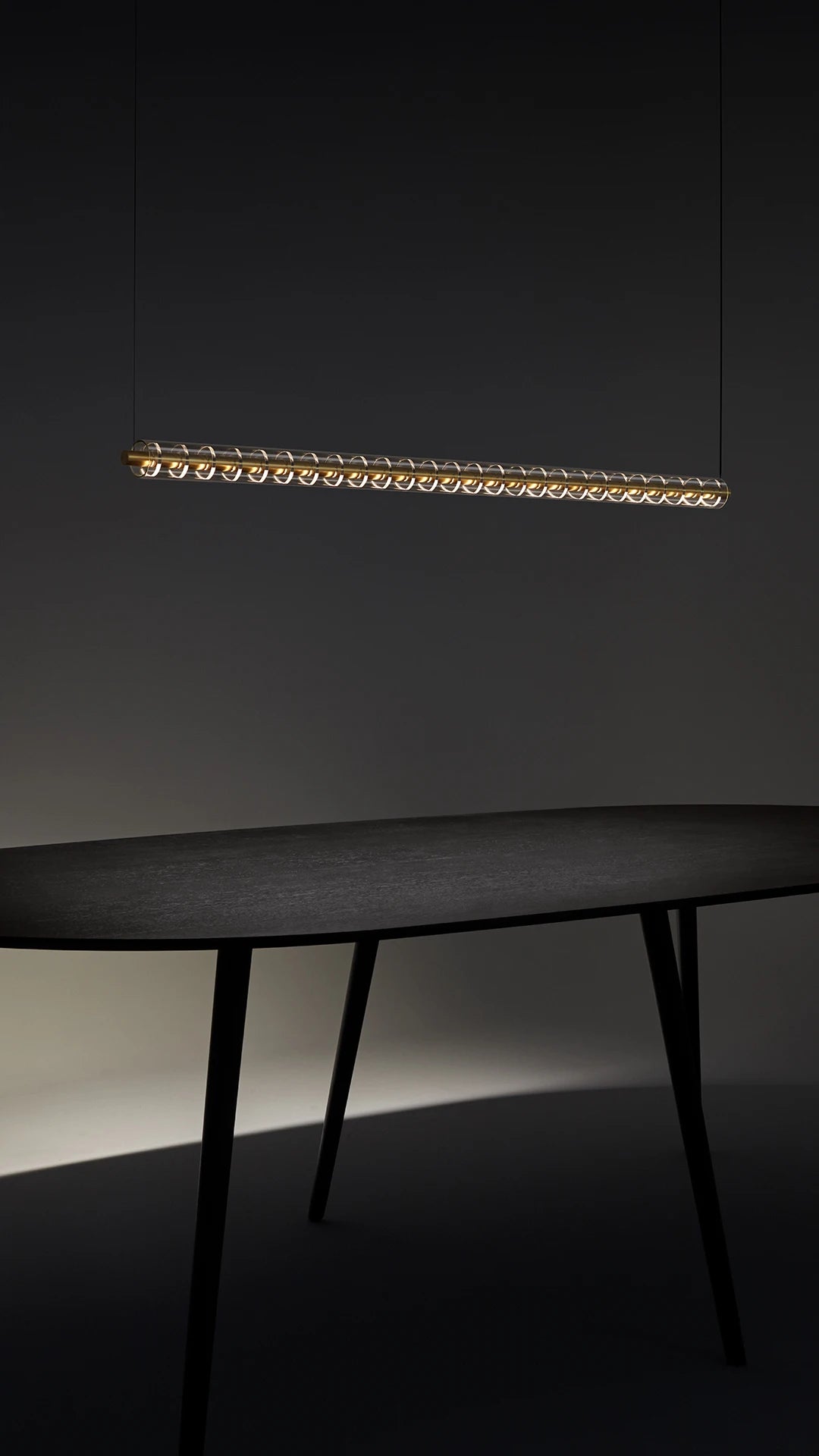 Suspension lumineuse moderne minimaliste pierre verre translucide noir doré 130cm 159cm