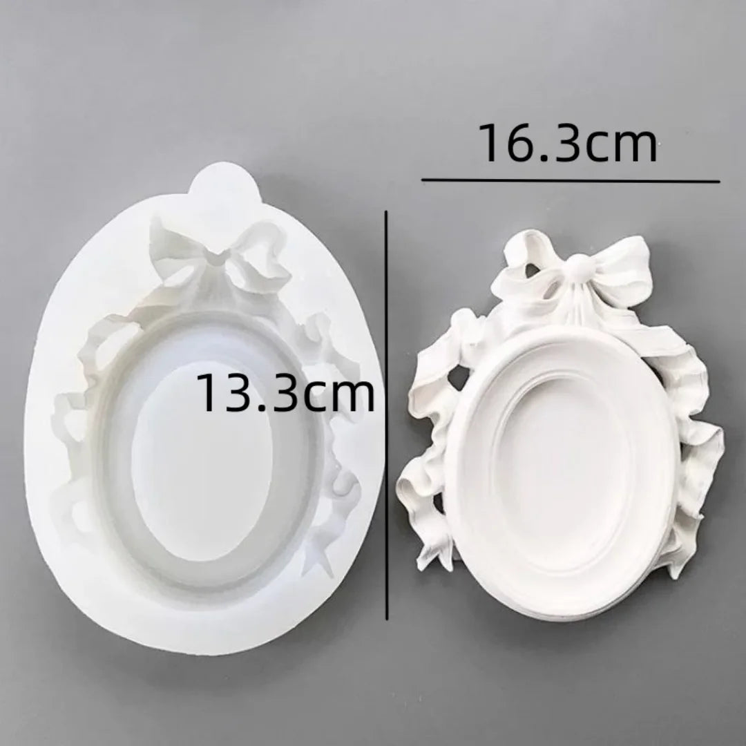 porte bijoux silicone ornements floraux classique baroque colliers or pierres noires blanc