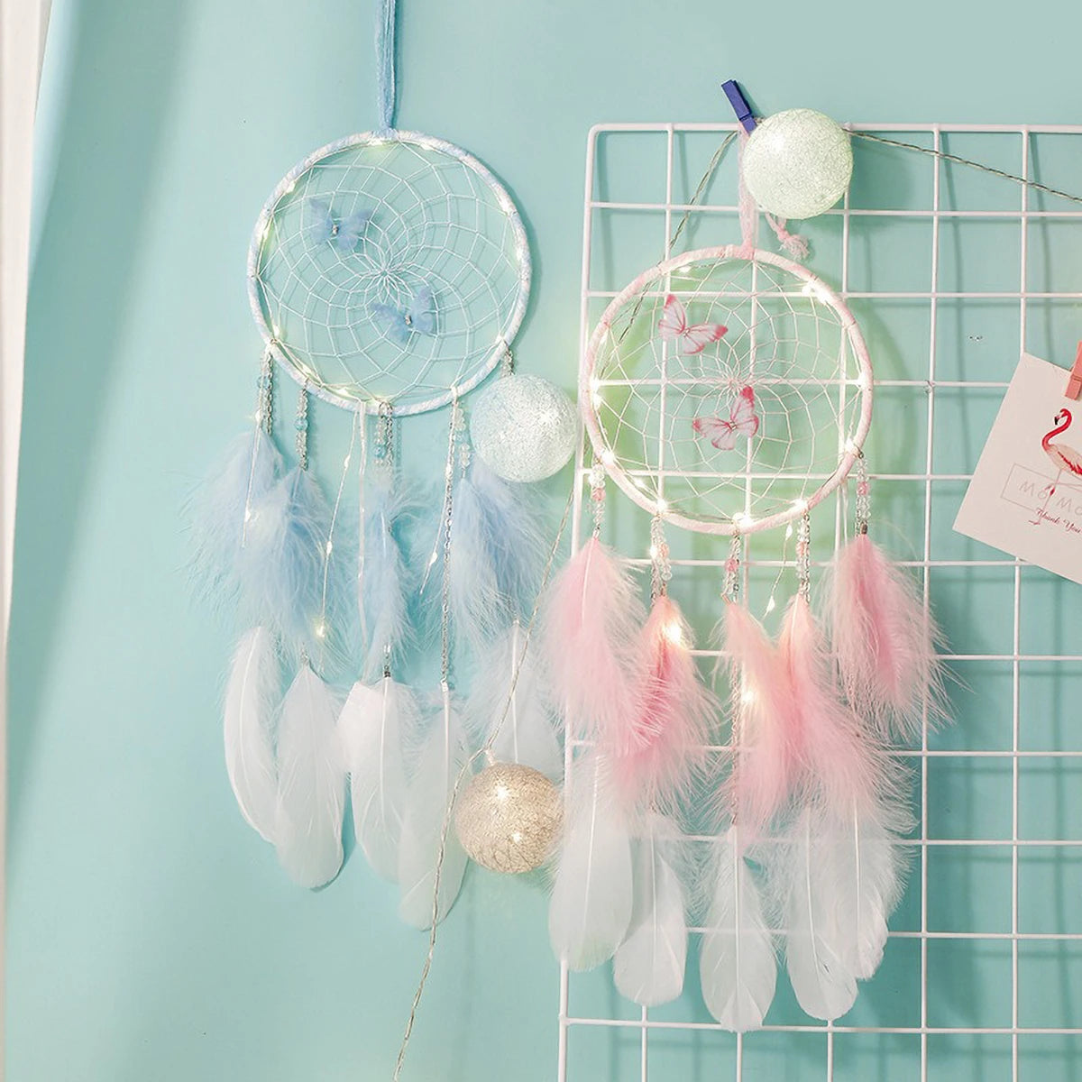 attrape rêves boho chic papillons plumes rose clair blanc moderne chambre décoration suspendue