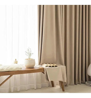 Rideaux occultants beige pour décoration intérieure moderne. Ces rideaux élégants, longs et drapés, apportent une touche raffinée à votre salon ou chambre à coucher, tout en offrant une excellente protection contre la lumière extérieure. Parfaits pour créer une atmosphère chaleureuse et accueillante dans votre maison.