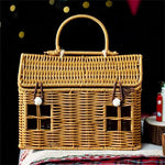 panier tressé forme maisonnette marron clair fenêtres ouvertes rustique anse transport éléments décor