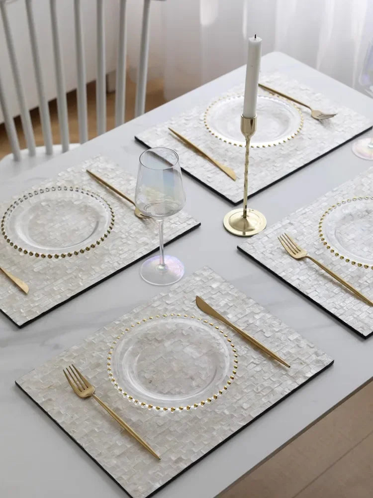 Ensemble de vaisselle rétro beige avec couverts et assiettes