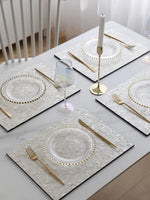 Ensemble de vaisselle rétro beige avec couverts et assiettes