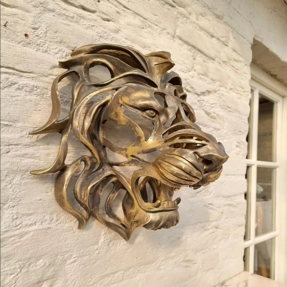 Sculpture tête de lion dorée vue de face