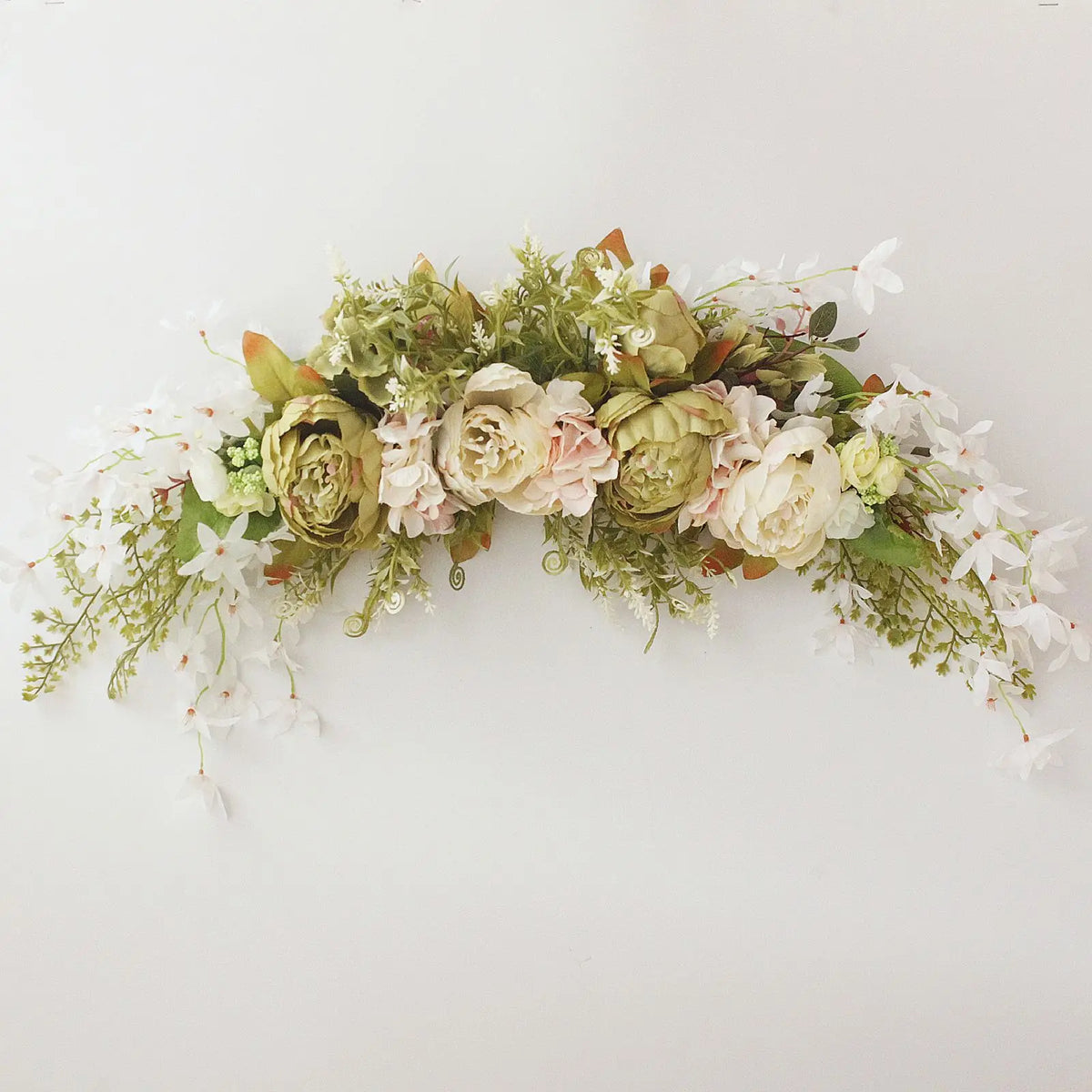 décoration extérieure mariage guirlande florale artificielle rose feuilles verte naturelle romantique