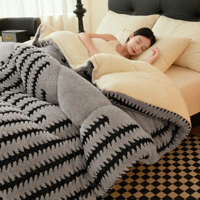 Édredon velours double face gris clair sur lit moderne