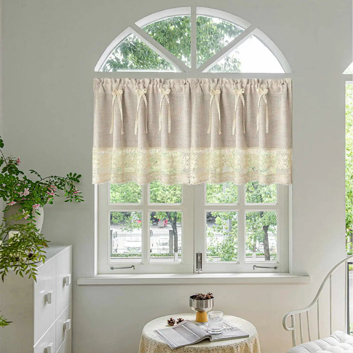 rideau beige clair texture lin bordure dentelle classique rustique fleuri maison
