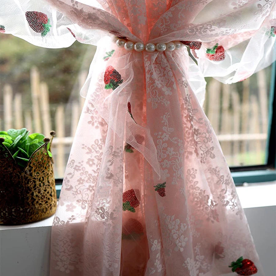 rideau floral rose fraises brodées dentelle blanche romantique translucide doux inclusion chambre
