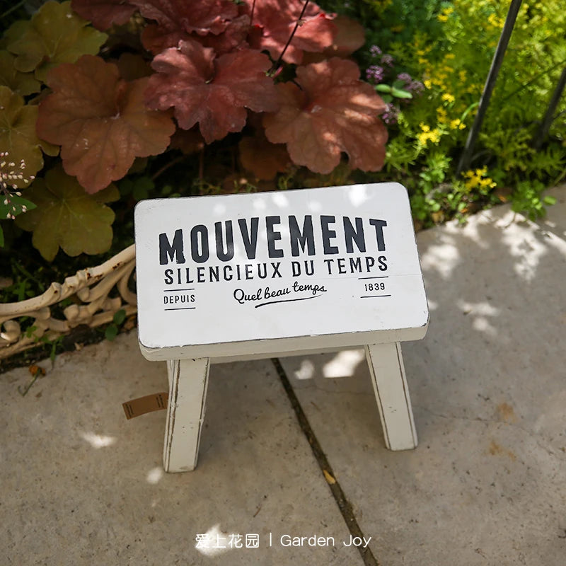 tabouret bois blanc vintage jardin décoration intérieure texte français distressed silencieux temps mouvement depuis