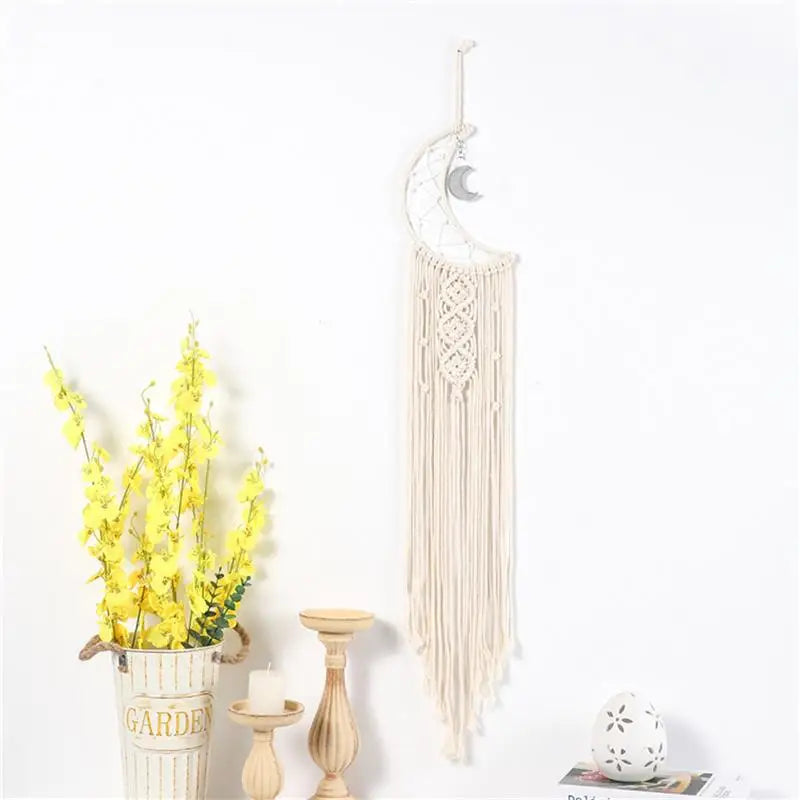 Tenture macramé jaune clair dans un salon décoré