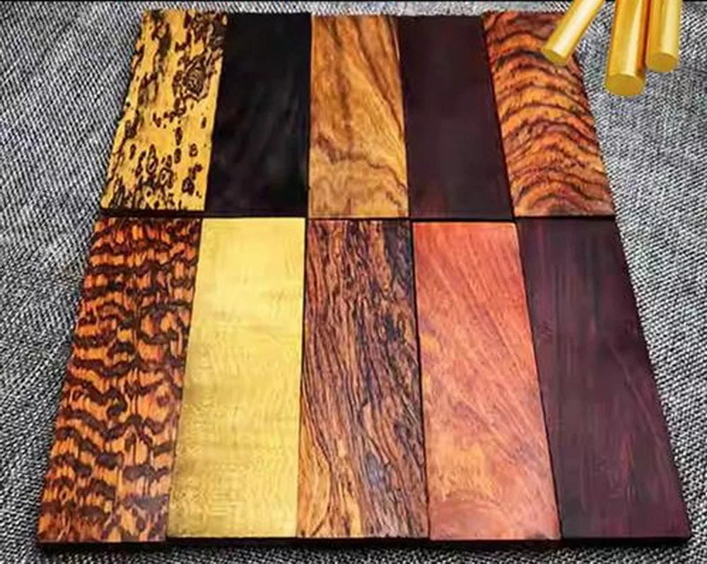 plaquettes bois sculptées grain naturel marbré artisanal noir marron clair foncé or rouge doré