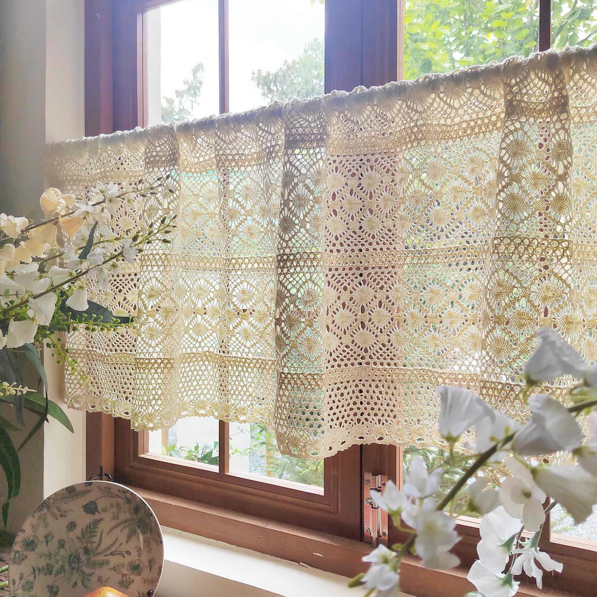 rideau semi transparent vintage motif floral crocheté beige clair fenêtre