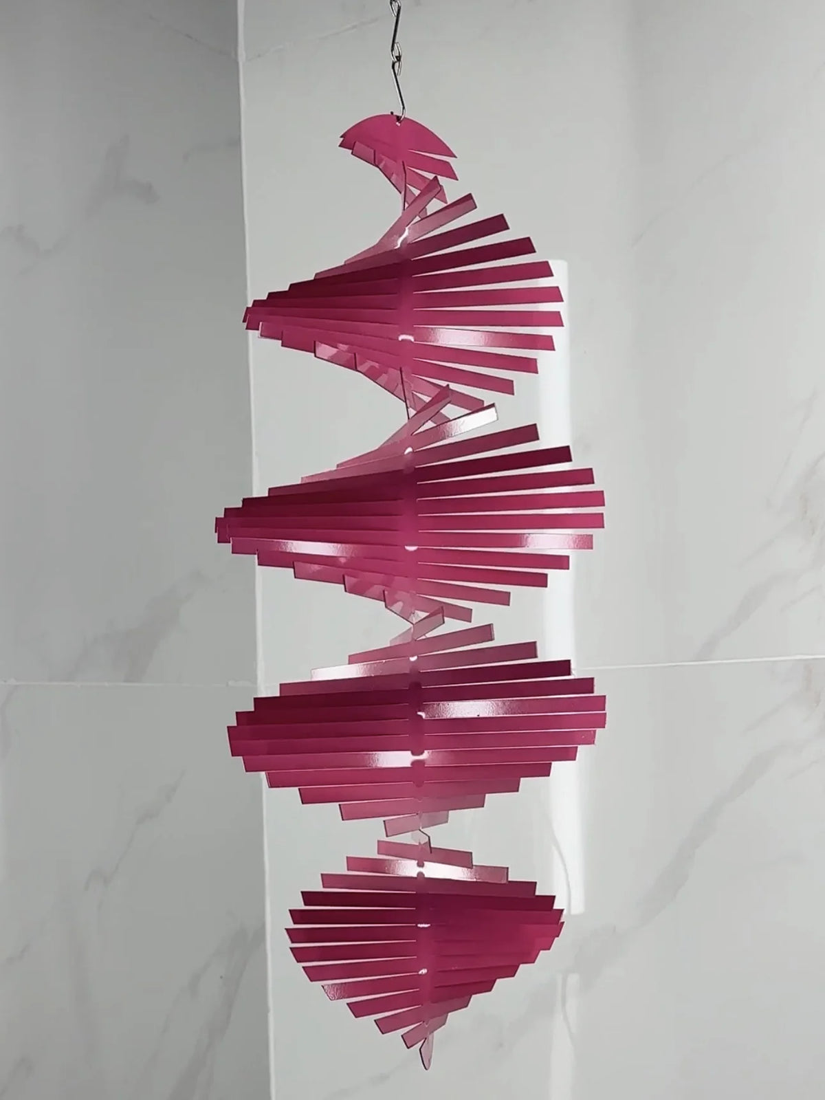 sculpture spirale moderne vert bleu rose or rayures horizontales crochets acier inoxydable