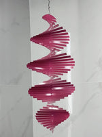 sculpture spirale moderne vert bleu rose or rayures horizontales crochets acier inoxydable