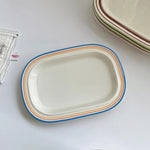 assiettes ovales céramique bordure bleue rouge classique blanc décor table cuisine
