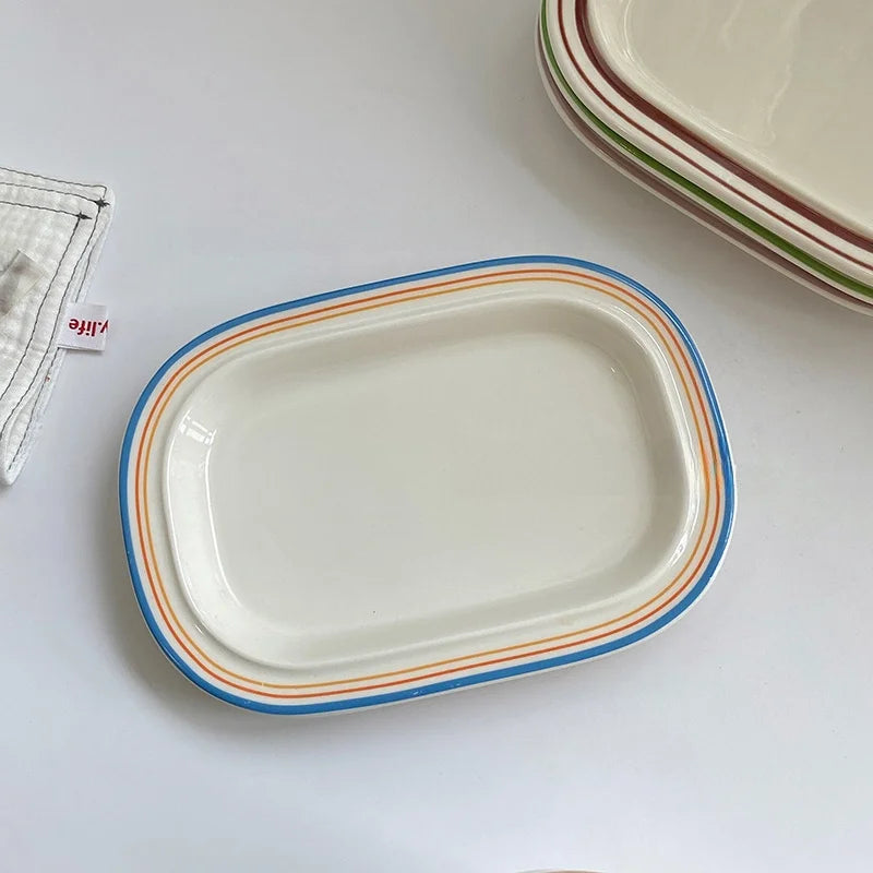 assiettes ovales céramique bordure bleue rouge classique blanc décor table cuisine