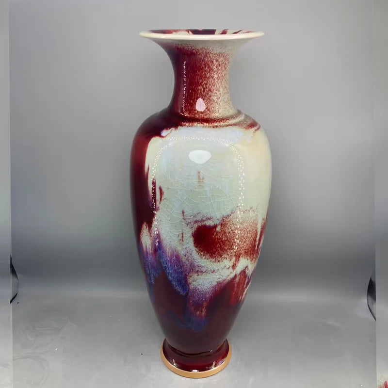 Vase de porcelaine aux couleurs rouges et violettes avec un motif abstrait impressionnant.