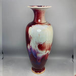 Vase de porcelaine aux couleurs rouges et violettes avec un motif abstrait impressionnant.
