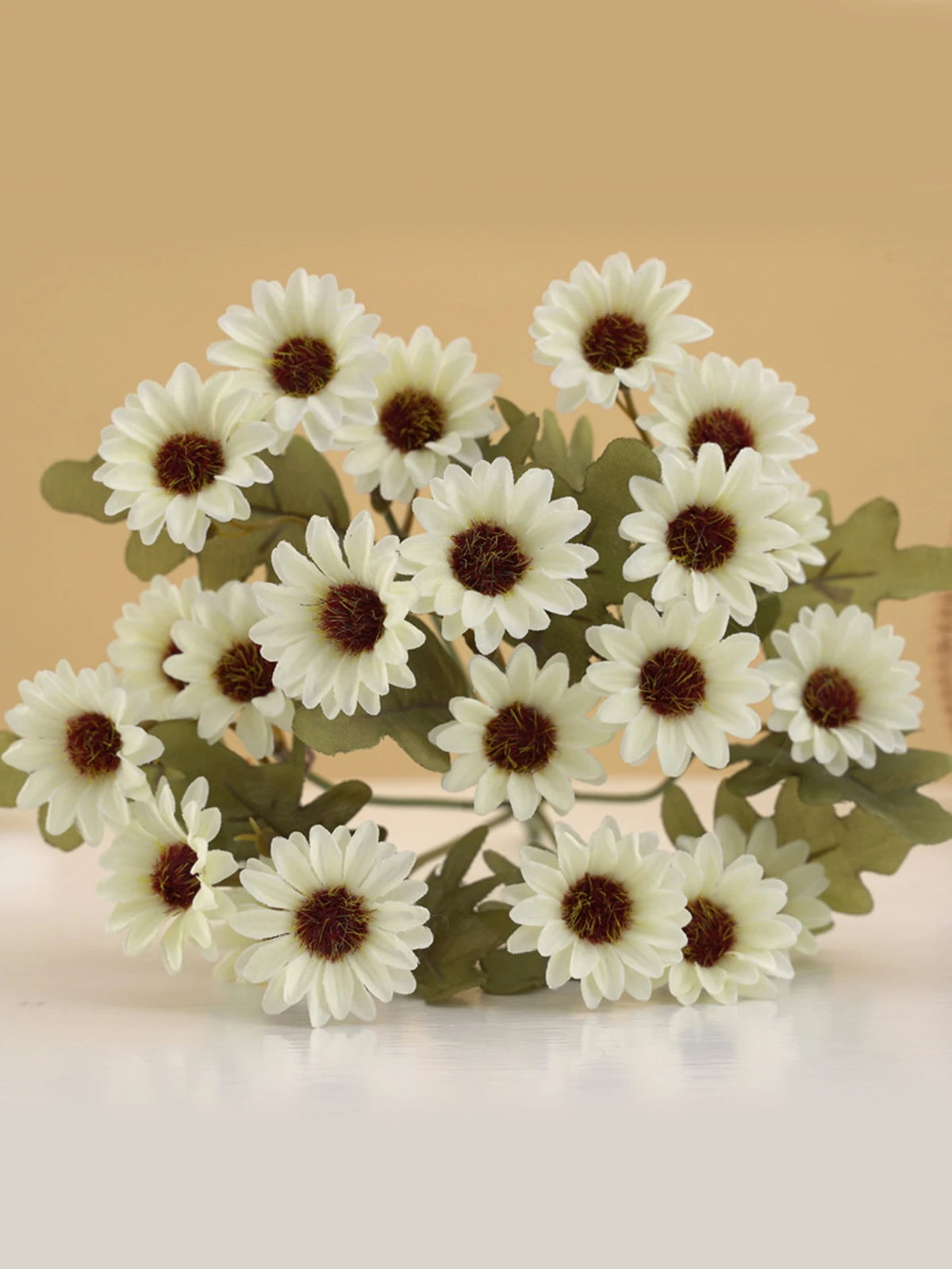 bouquet marguerites soie orange jaune rose blanc vase blanc moderne décoration intérieur mariage