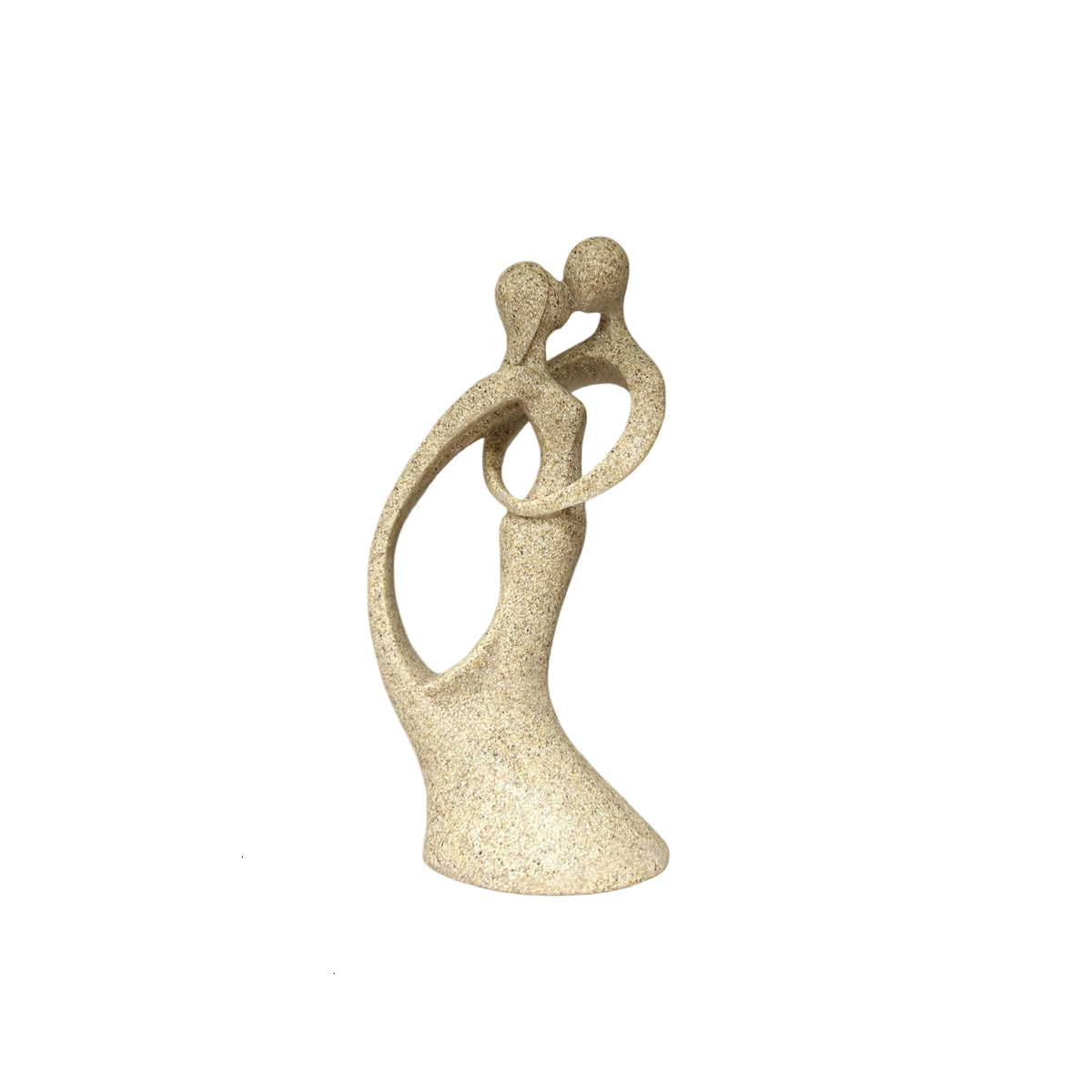 statuette résine couple enlacé beige texture sable romantique fleurs blanches table verte