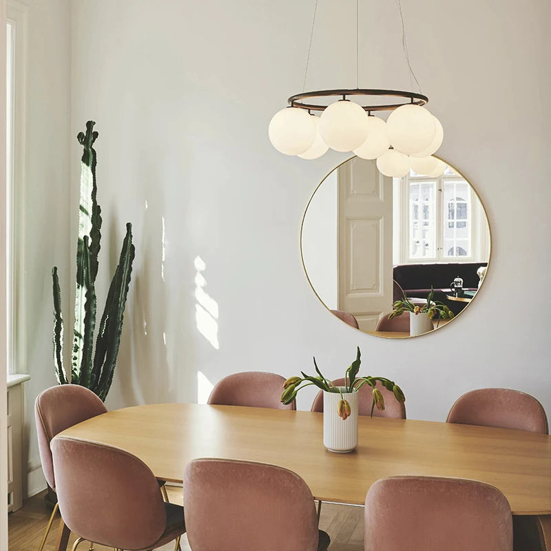 suspension lumineuse moderne câbles suspendus sphères translucides dorées blanches salon restaurant