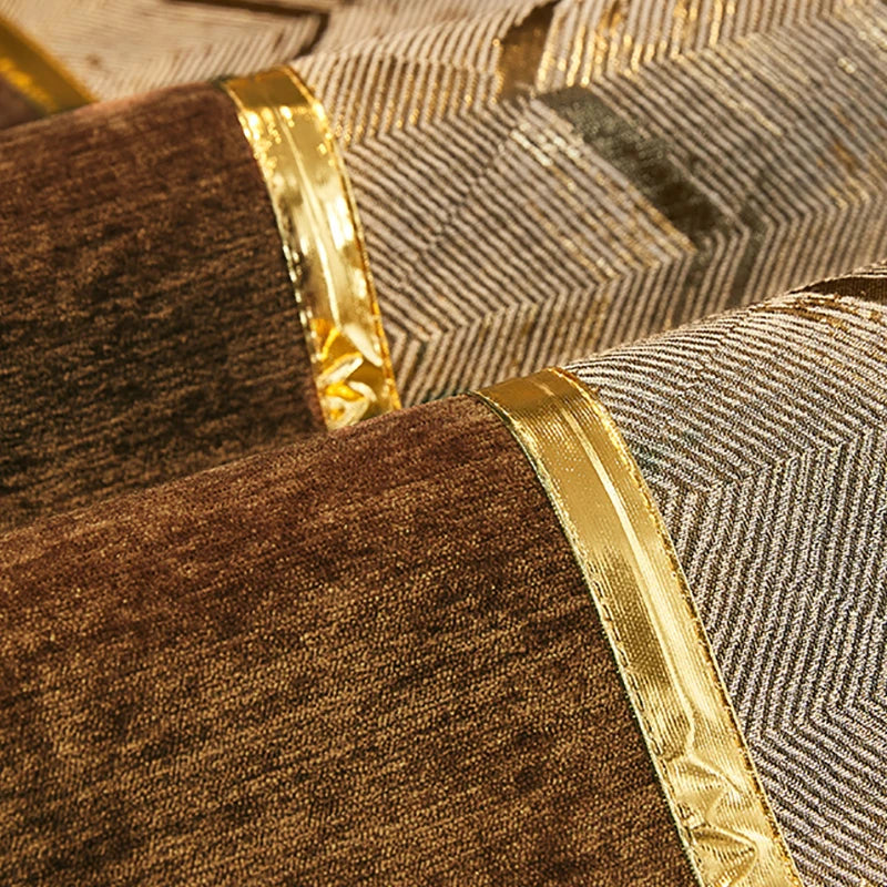 L'image montre des bracelets dorés sur une étoffe sombre, mettant en valeur l'élégance et la qualité des accessoires.