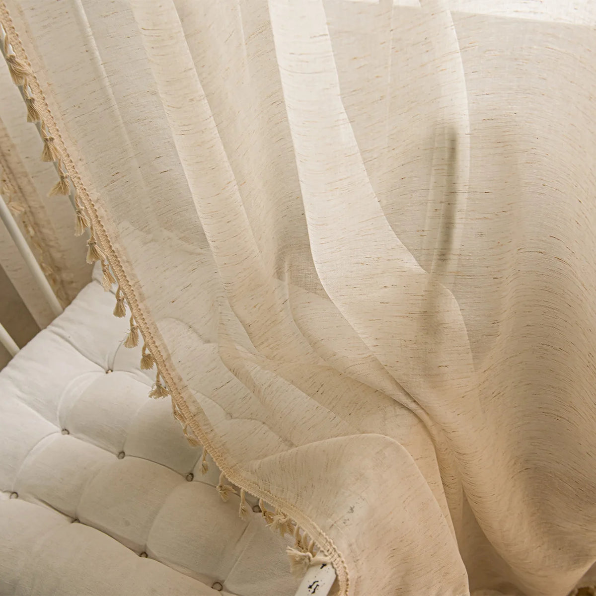 rideau moderne bohème semi transparent beige franges dorées anneaux métalliques intérieur salon chambre