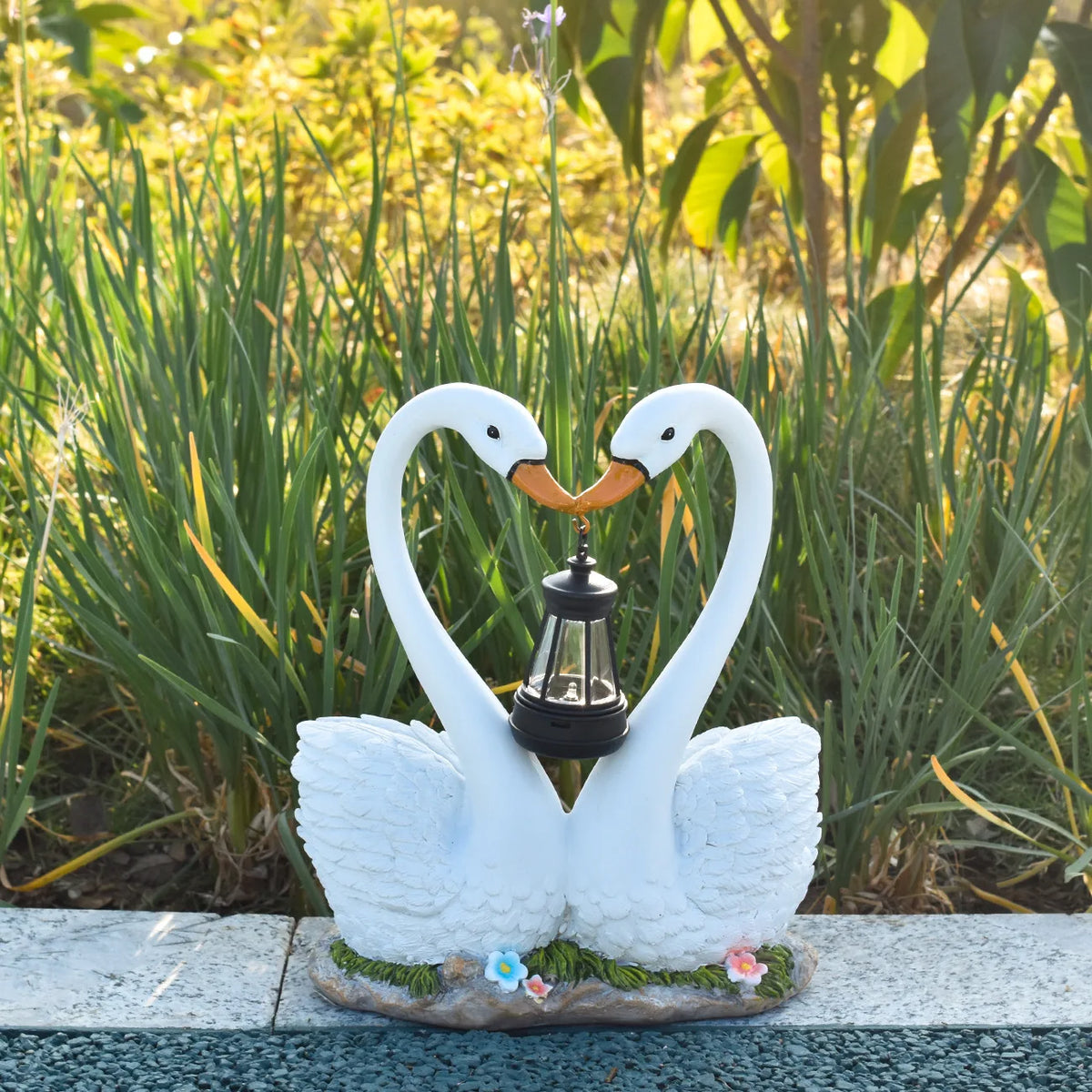 statue cygnes blanc plumes détaillées lanterne intégrée fleurs décoratives jardin réalisteextérieur