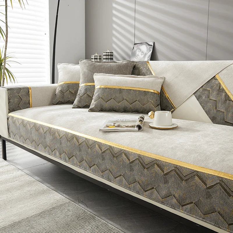 Ce canapé gris et beige avec ses motifs de zigzags et ses accents dorés crée une ambiance chaleureuse et moderne dans cet espace de vie.