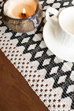serviette table moderne blanche noire losange bordure frisée coton polyester maison