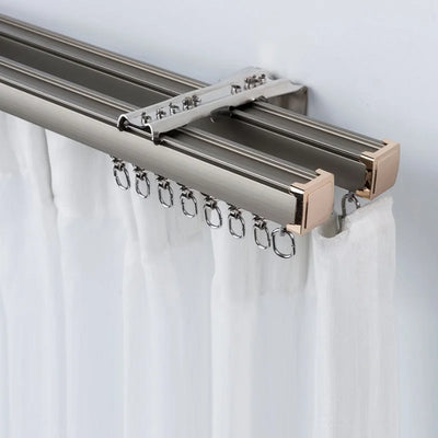 Rail de rideau en alliage d'aluminium blanc installé sur une fenêtre plate