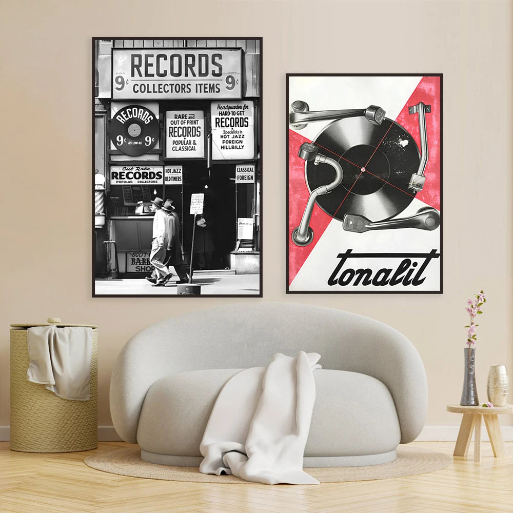 Une collection de photos vintage de magasins de disques, mettant en valeur l'univers musical et les accessoires emblématiques de l'industrie du vinyle.