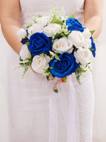 bouquets mariage roses artificielles bleu blanc vert romantique fleurs veloutées feuilles ruban satin blanc