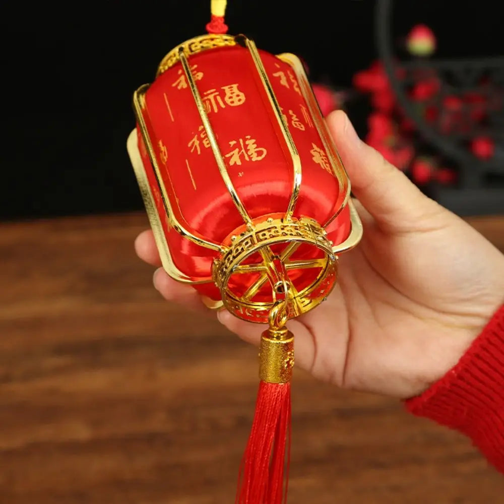 lanterne traditionnelle chinoise rouge dorée écritures ciselées tassel chaîne ornée classique anneau métallique fête