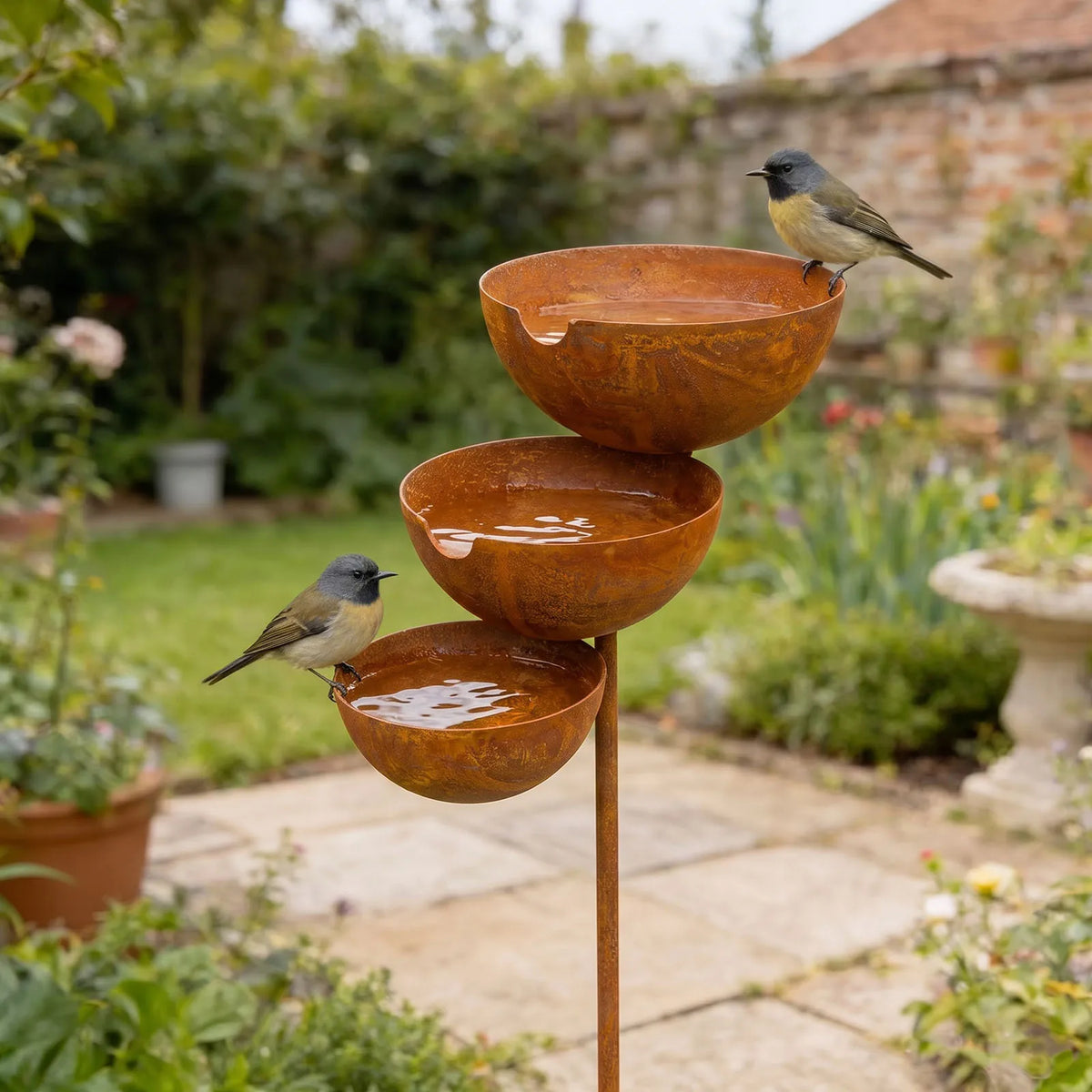 fontaine oiseaux marron rustique texture vieillie artisanale tige métallique oiseaux blancs jardin extérieur