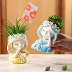 statuette articulée fleurs couronne cheveux ondulés blanc jaune bleu vert