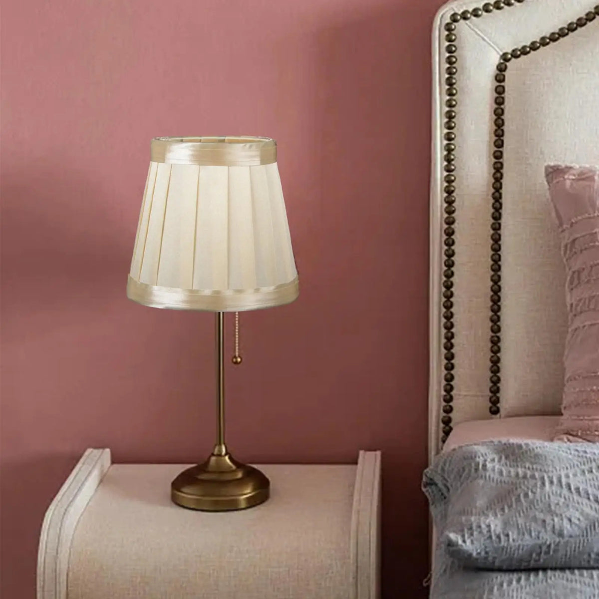 lampe table beige plissée classique abatjour tissu opaque élégante décoration maison fixe base solide